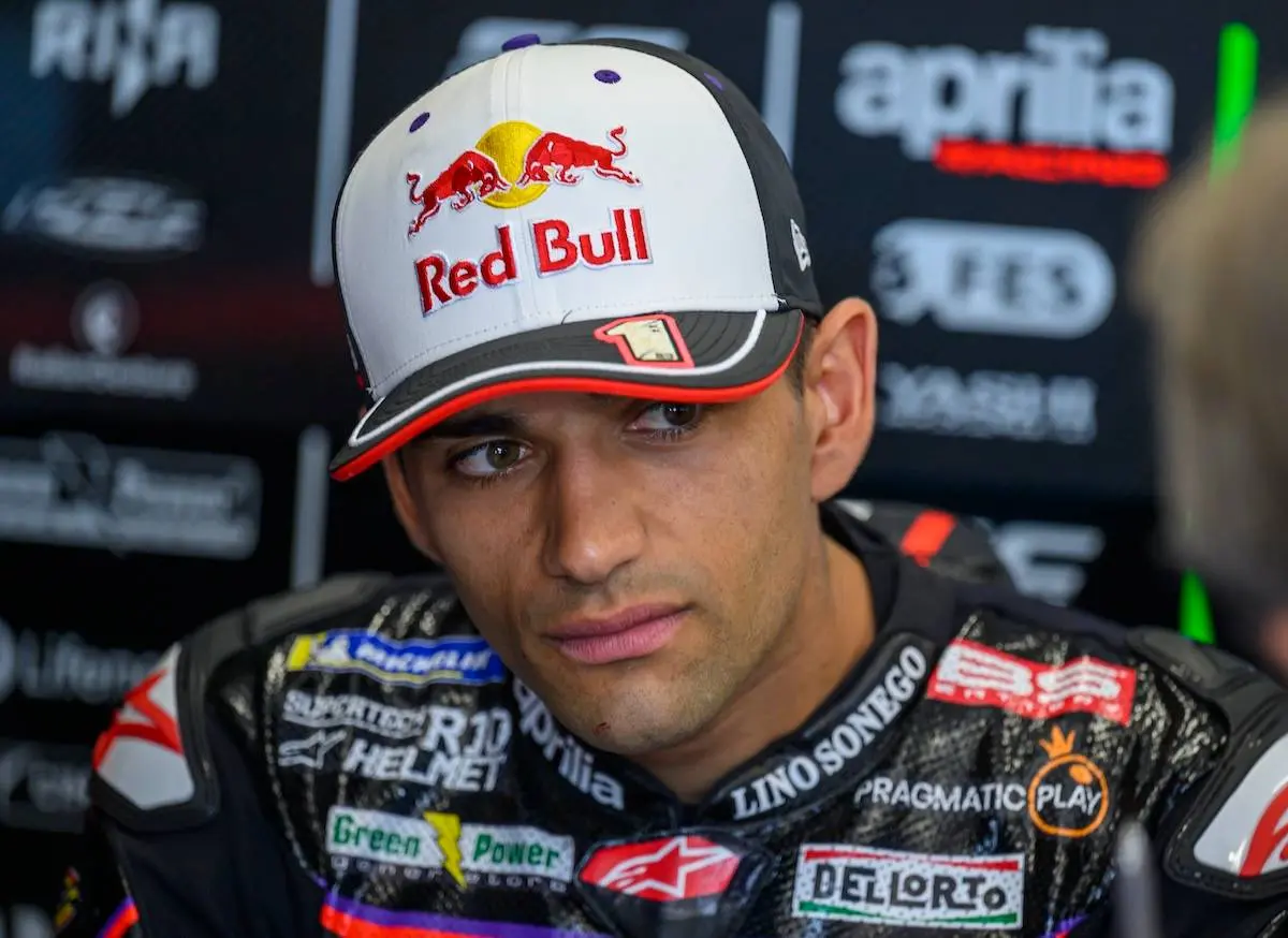 MotoGP-verdensmester brækker 11 ribben i voldsomt styrt