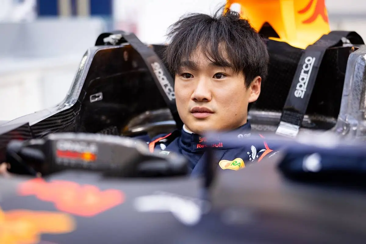 Tsunoda fløj gennem luften – Verstappen rystet efter voldsomt crash
