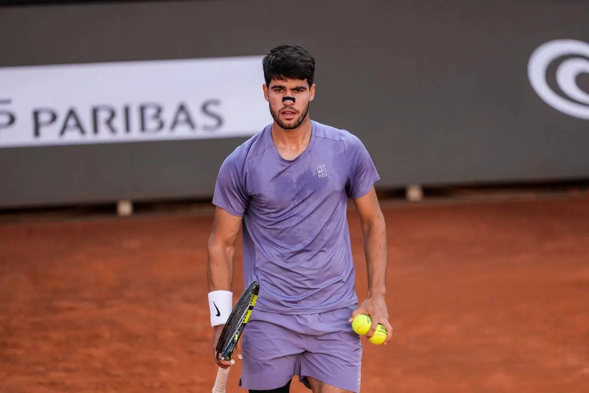 Carlos Alcaraz irettesætter French Open-dommer og opgiver frivilligt et point