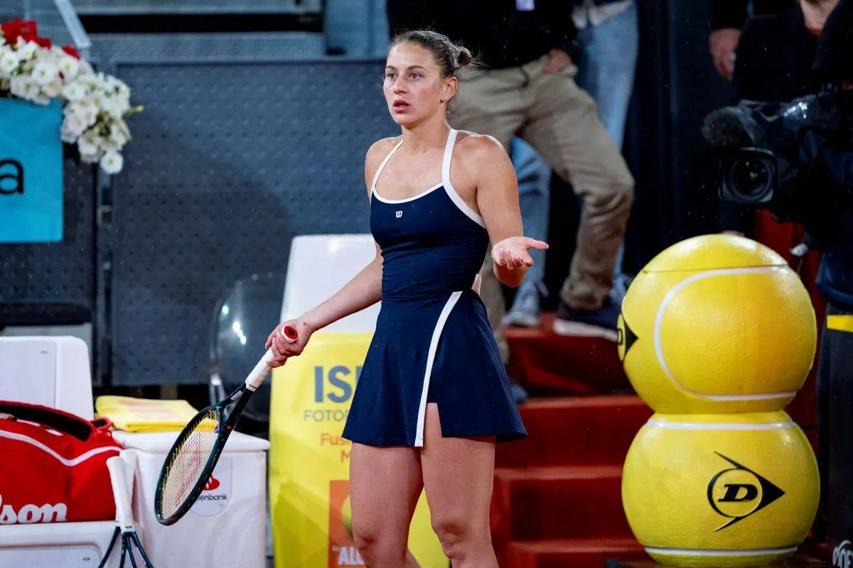 Tennisstjerne eksploderer i tiebreak: “Hvordan kan det være første serv igen?”