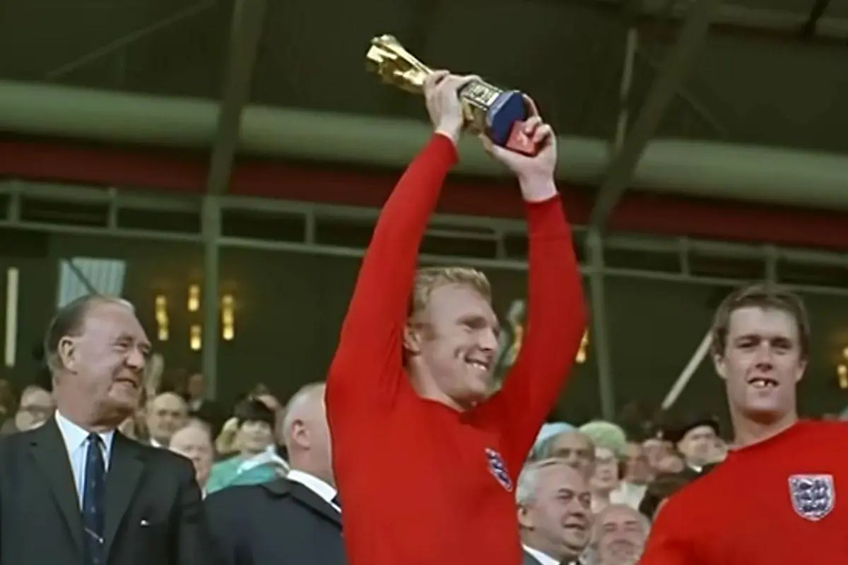 Bobby Moore løfter VM-pokalen 1966