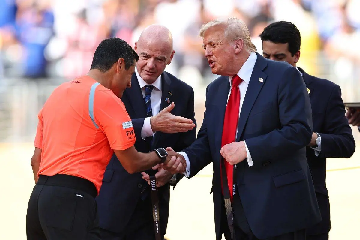 Fodbolddommer bliver hængt ud som forræder efter møde med Donald Trump