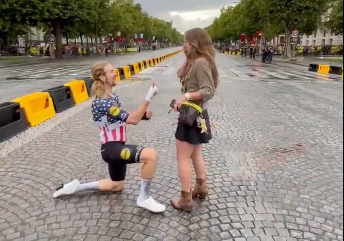 Se den søde video: Tour de France rytter frier til kæresten på Champs-Élysées