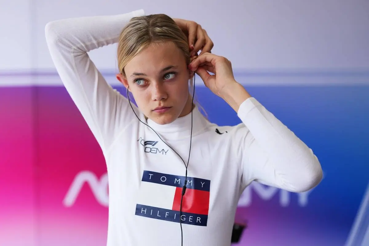 Alba Larsen snupper podieplads på ikonisk F1-bane