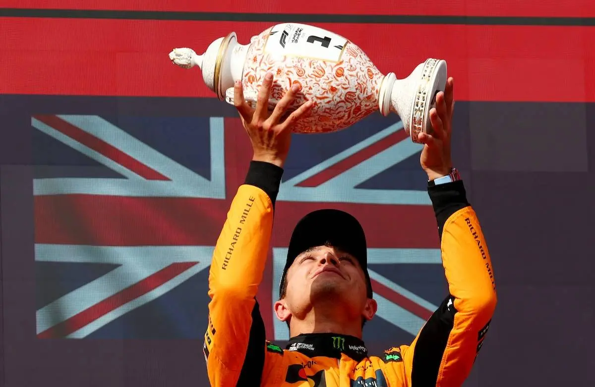 Lando Norris sejrer i Ungarn efter drama til sidst