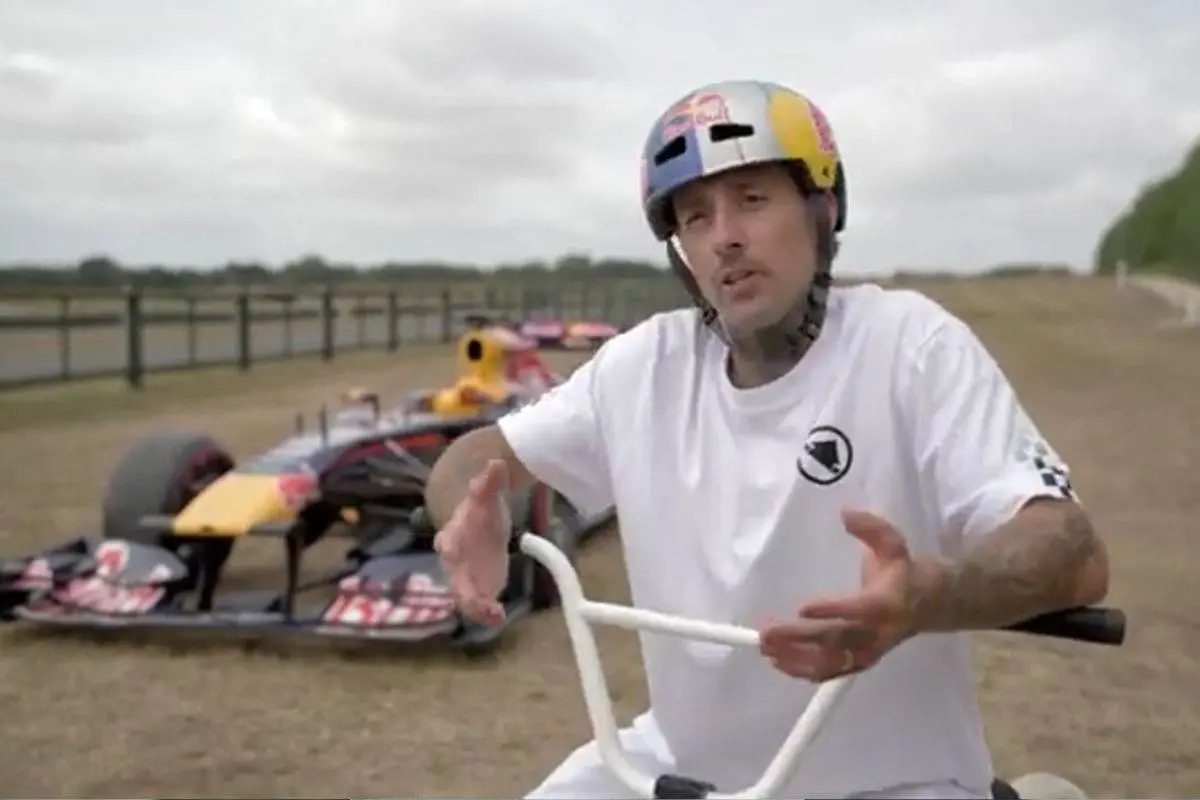 Red Bull med uhyggeligt stunt: BMX-rytter hopper over F1-racer i fart