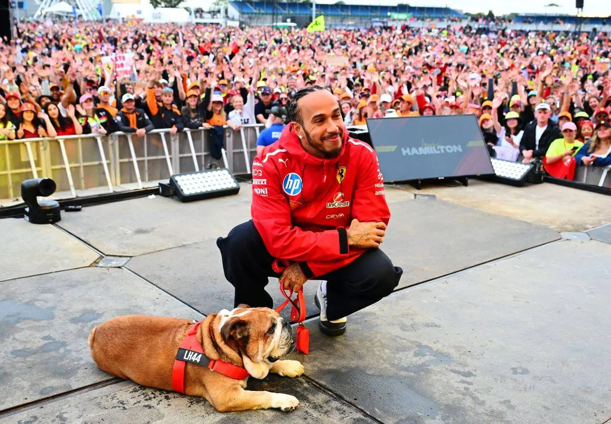 Lewis Hamilton i stor sorg: Roscoe er død