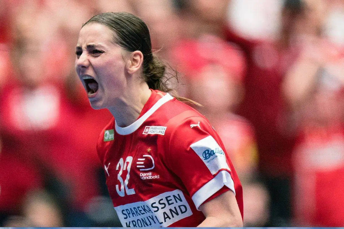 Er VM i fare? Mie Højlund båret fra banen med skade