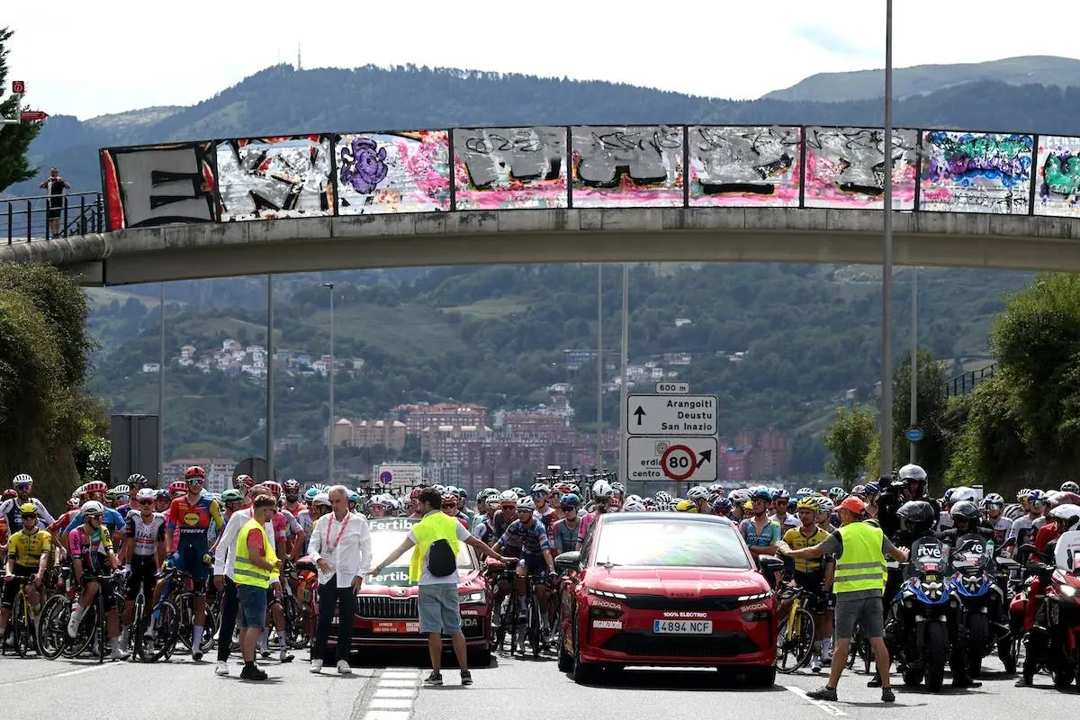 Demonstranter afbryder Vueltaen inden etape-start