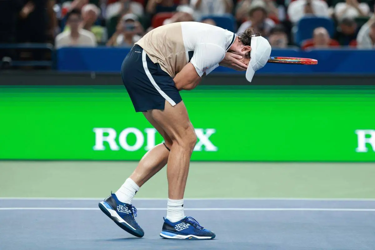 Holger Runes overmand følger eventyret helt til dørs og vinder Shanghai Masters