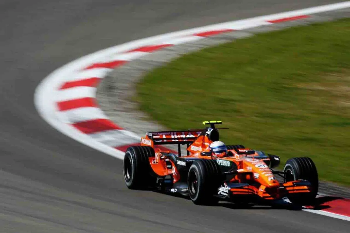 For 18 år siden grinede alle af en amatør i F1, men så skete der noget uventet