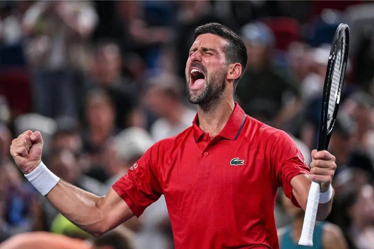Novak Djokovic kaster op midt på banen i Shanghai