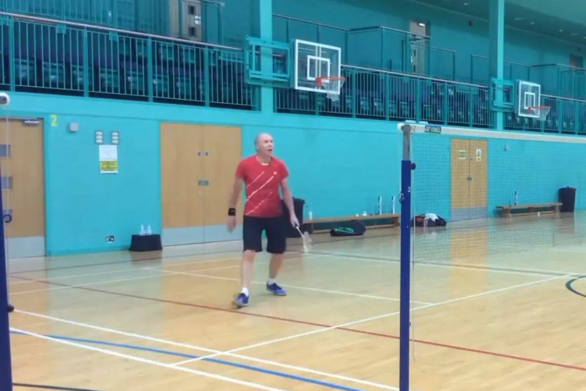 Absurd: 71-årig badmintonspiller jagter plads i eliteturnering