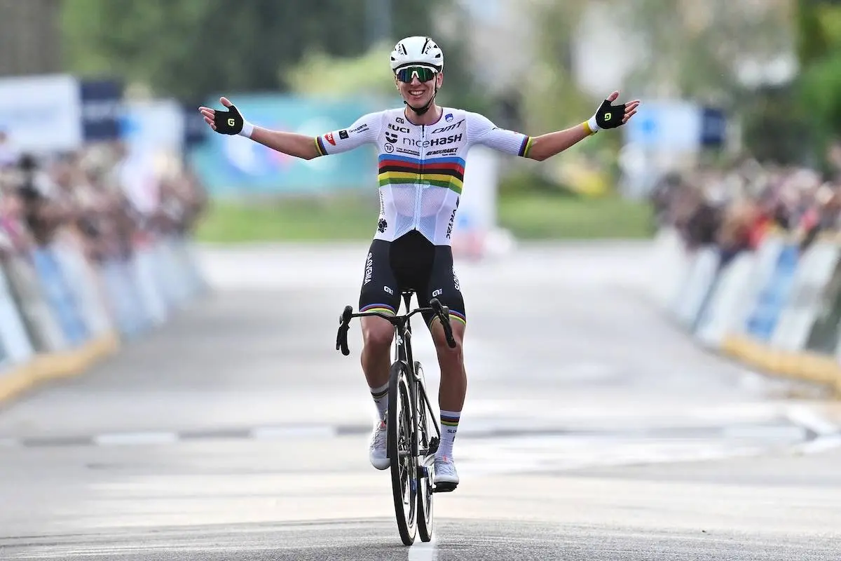 Tadej Pogacar smadrer konkurrenterne til EM: Jonas Vingegaard sat efter 90 kilometer