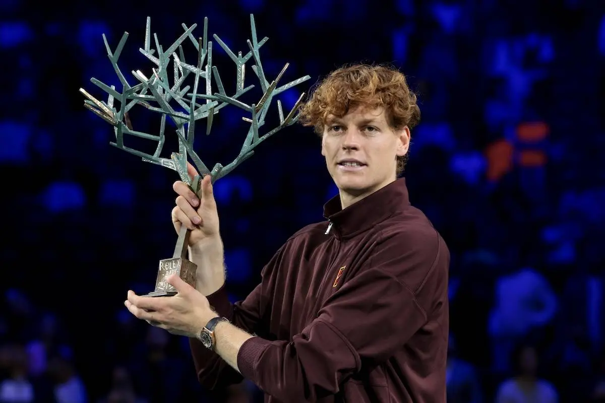Jannik Sinner er tilbage på tennistronen efter Paris Masters-sejr