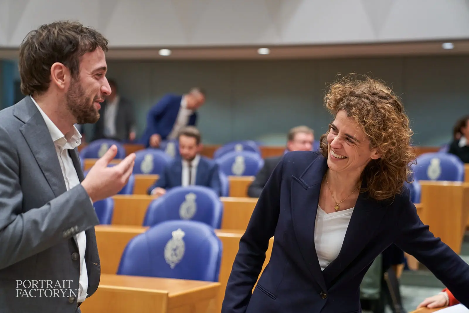 De teloorgang van de VVD: Minister Hermans dwingt burgers glimlachend om anders te douchen. Echt totalitair gestoord!