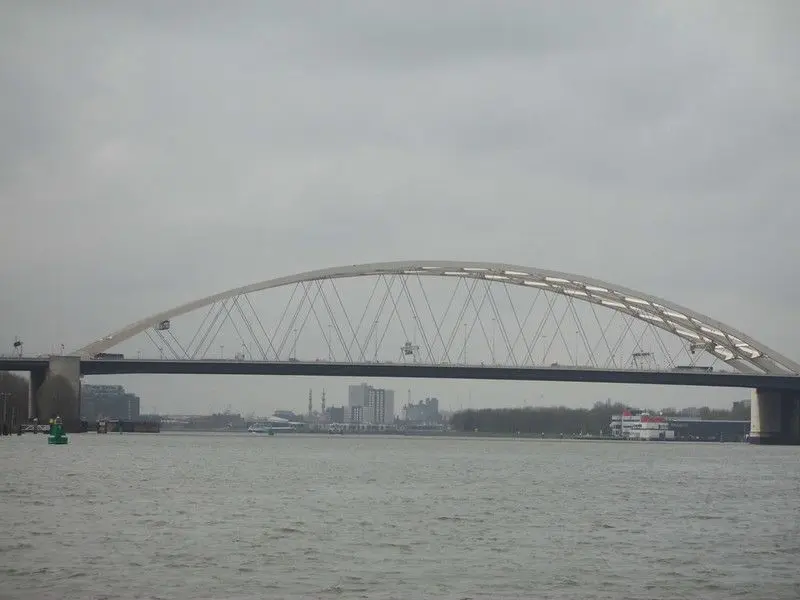 Totale verwaarlozing van Nederlandse infrastructuur: Uitstel renovatie Van Brienenoordbrug