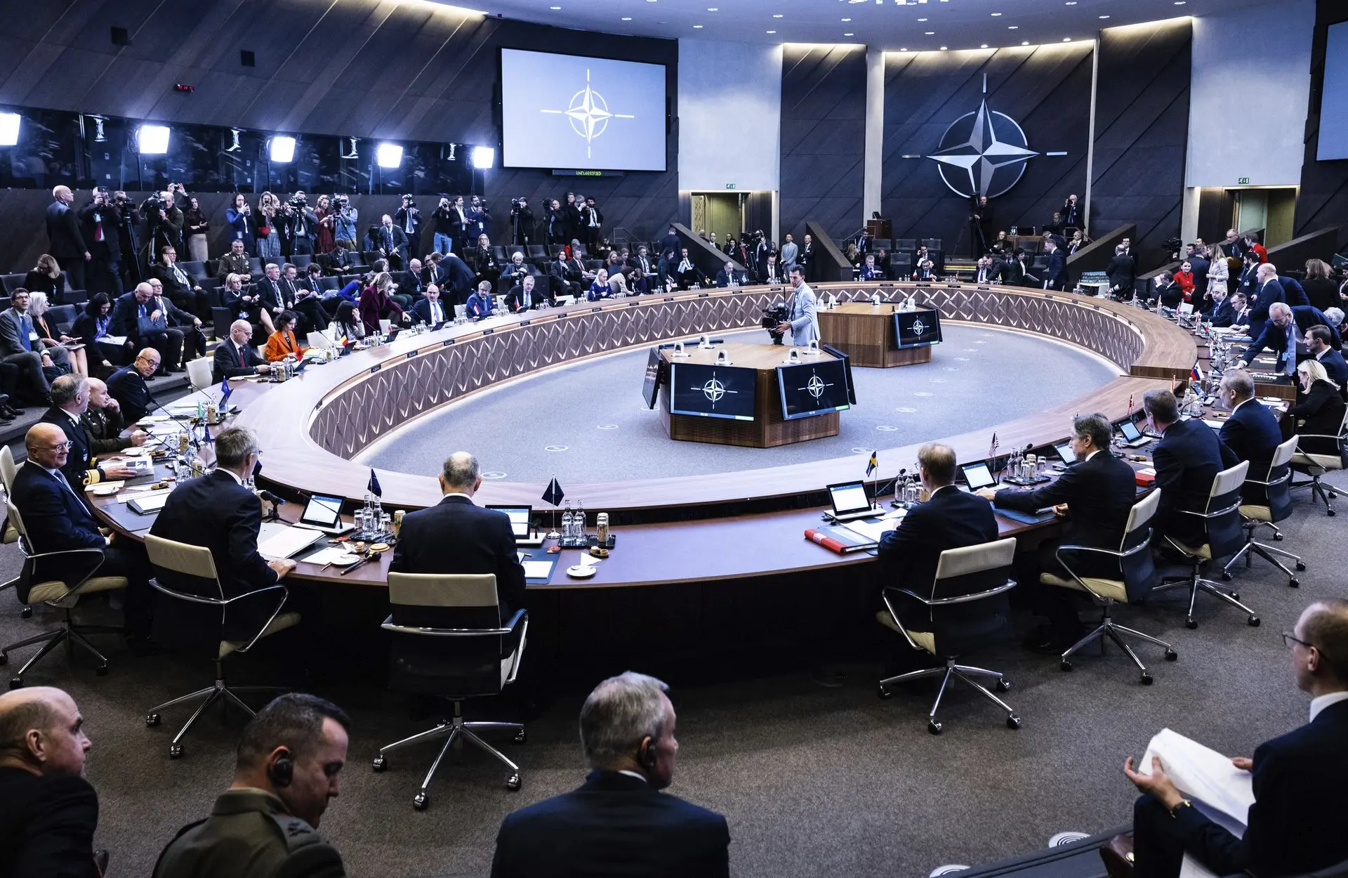 NAVO-militair Rob Bauer waarschuwt: Samenleving moet zich aanpassen aan nieuw tijdperk