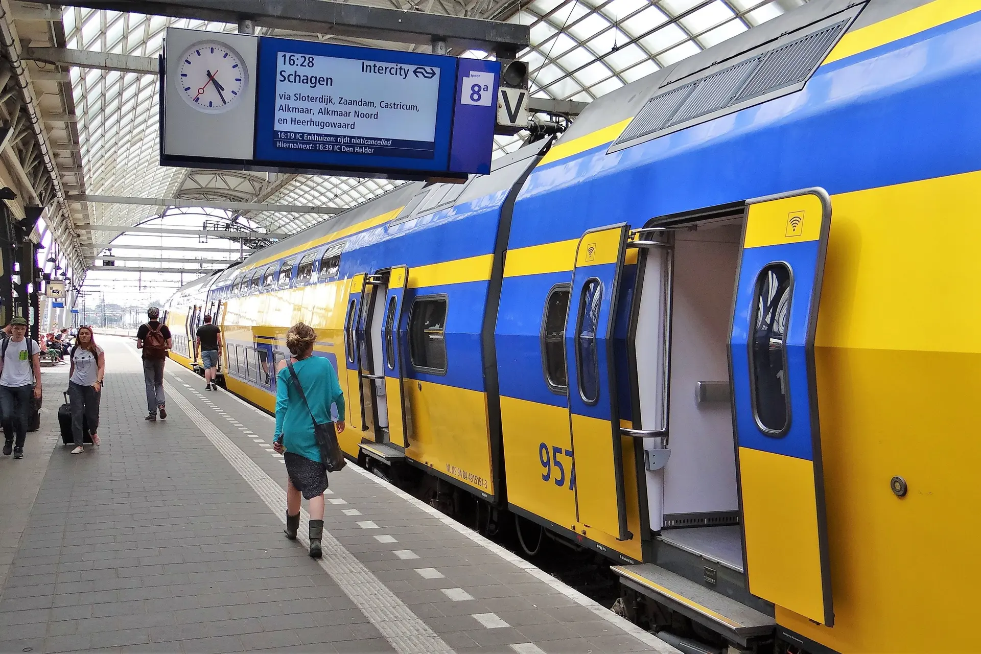 Verloedering! Vrouwen voelen zich niet meer veilig op OV stations