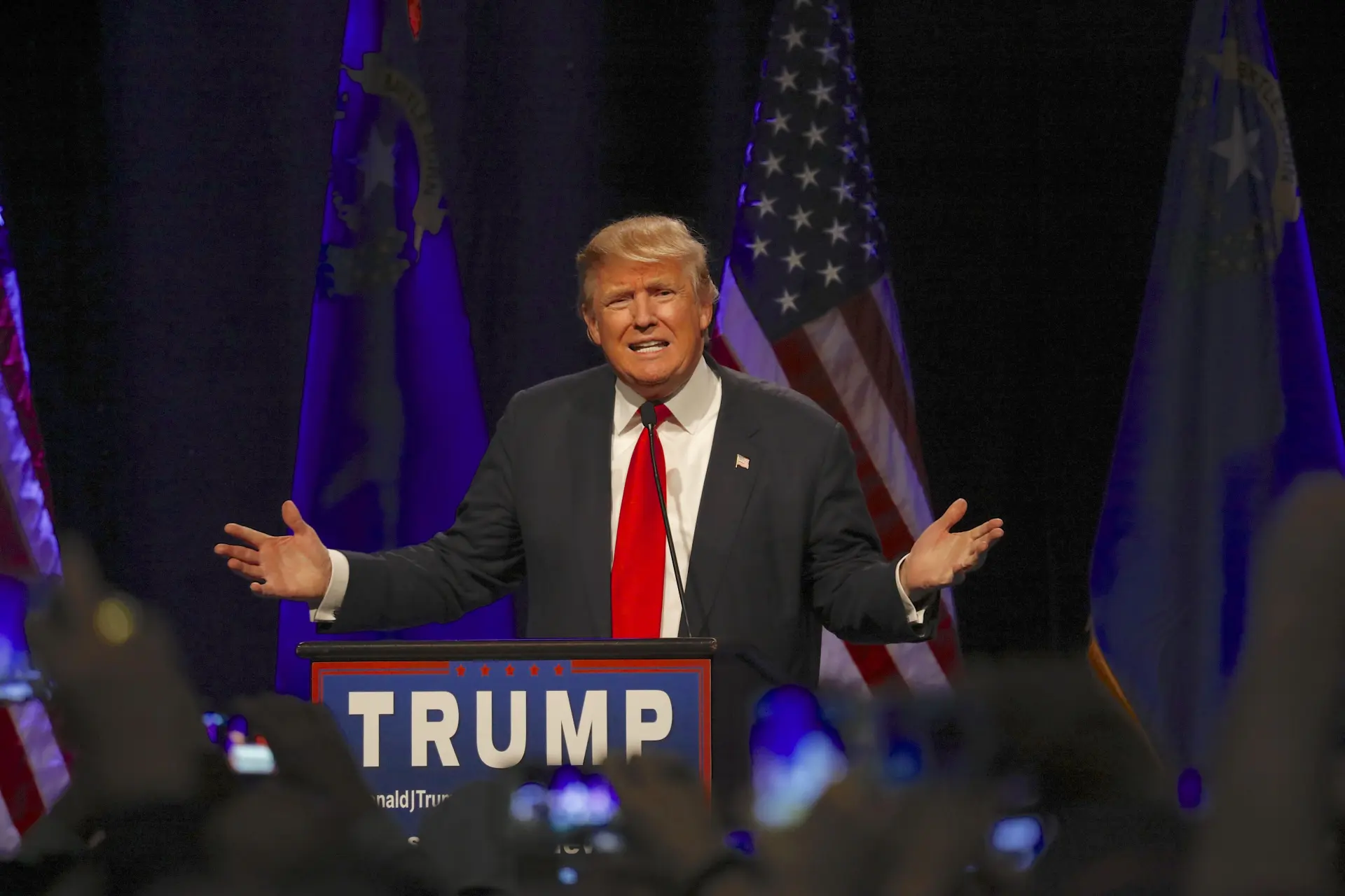 Pats! Donald Trump houdt grote schoonmaak en biedt ambtenaren royale ontslagpremie aan: Naar kantoor of vertrekken!