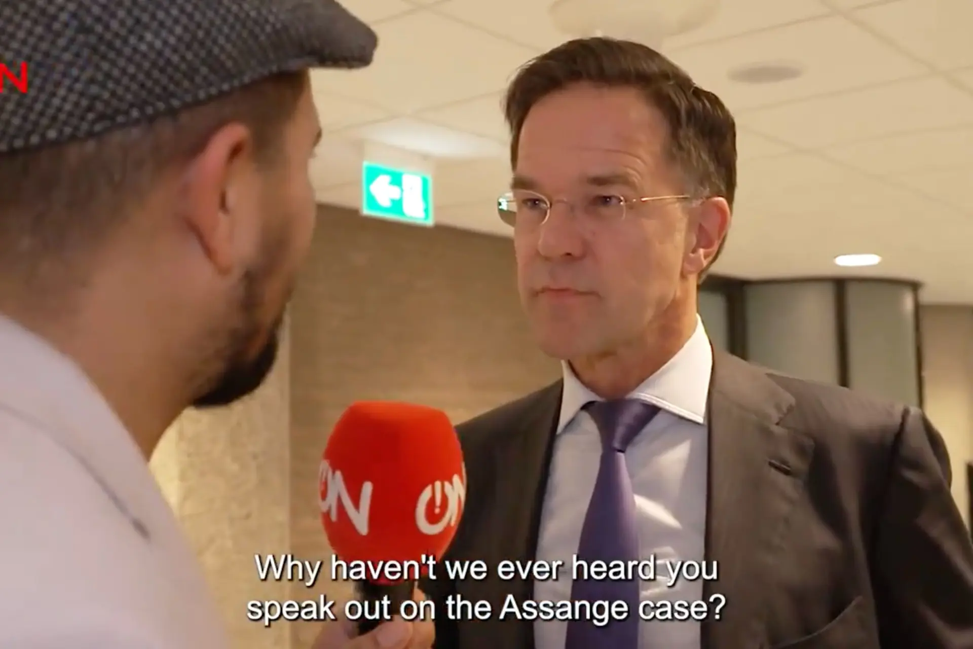 Kijk! Mark Rutte heeft LAK aan klokkenluider Julian Assange: "Babbelgesprek!"