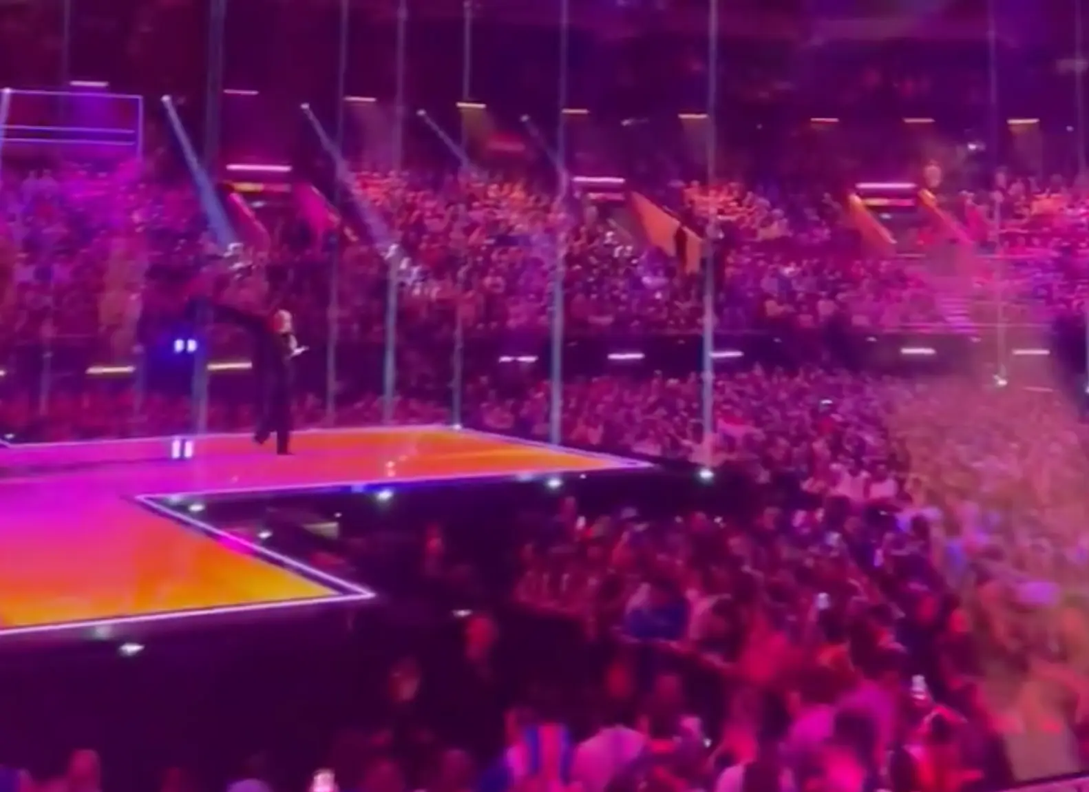 Filmpje! WOEDE bij Eurovisie publiek na bekendmaking GEEN JOOST KLEIN