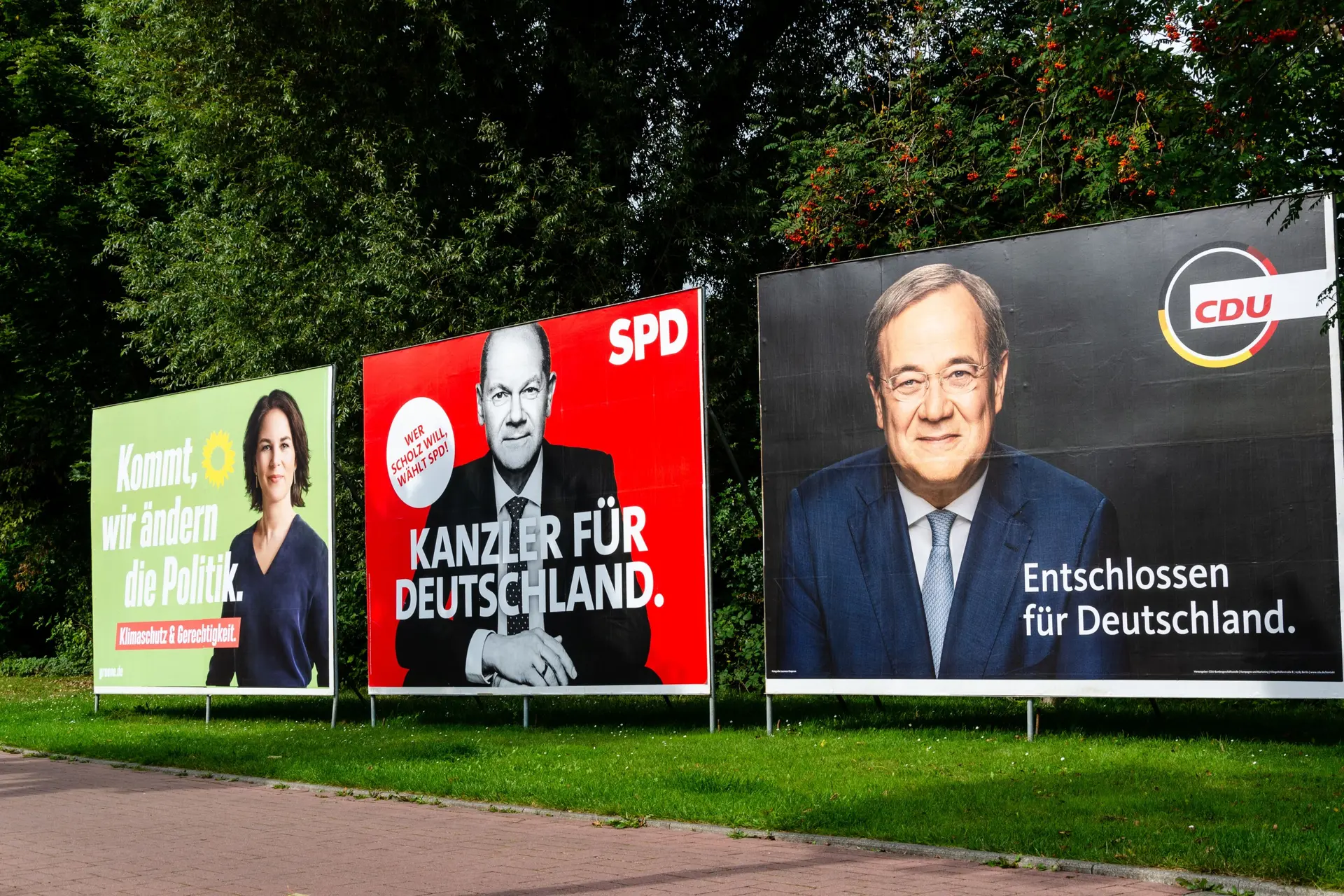 Duitse Europarlementariër ernstig gewond na aanval tijdens verkiezingsposters ophangen
