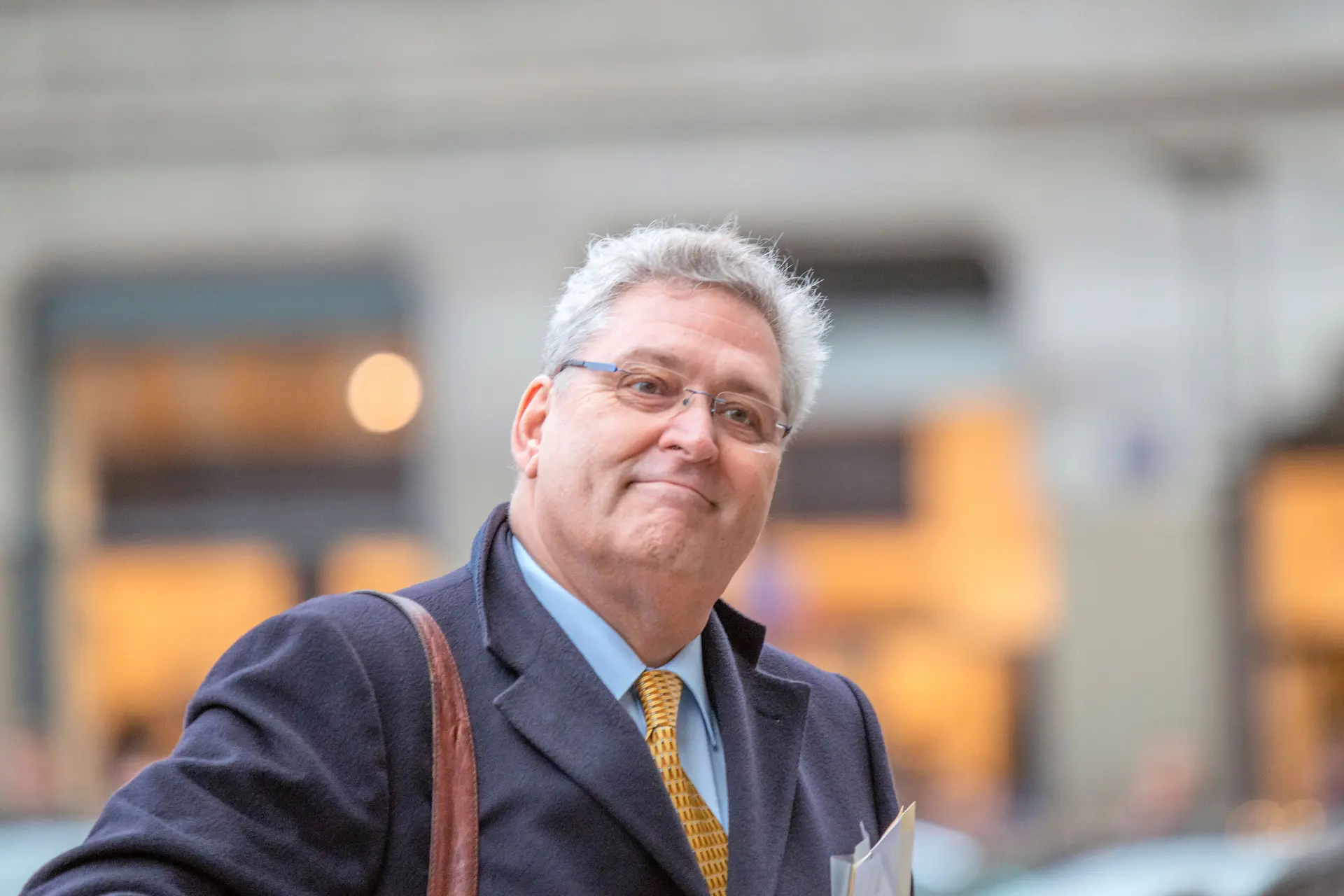 LOL! Henk Krol beroofd door een AZC-kansparel uit Drachten: "Het zal toch niet wáár zijn!?"