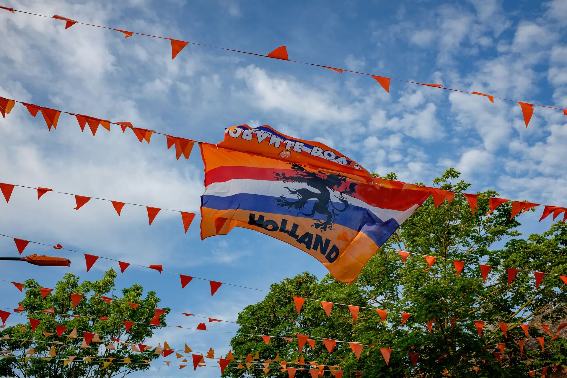Klimaatgekkies van Milieudefensie pislink over korteafstandsvlucht van Nederlands elftal naar Wolfsburg