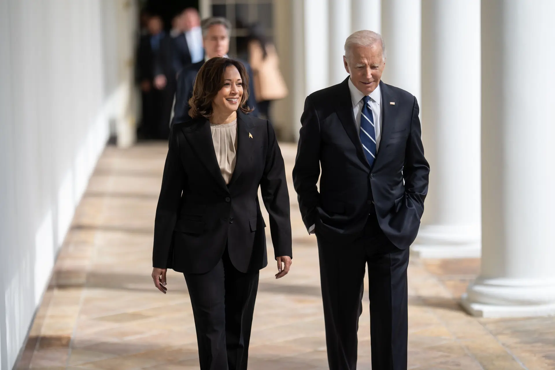 Code rood voor Kamala Harris: Peilingen historisch laag, Democraten in paniek!