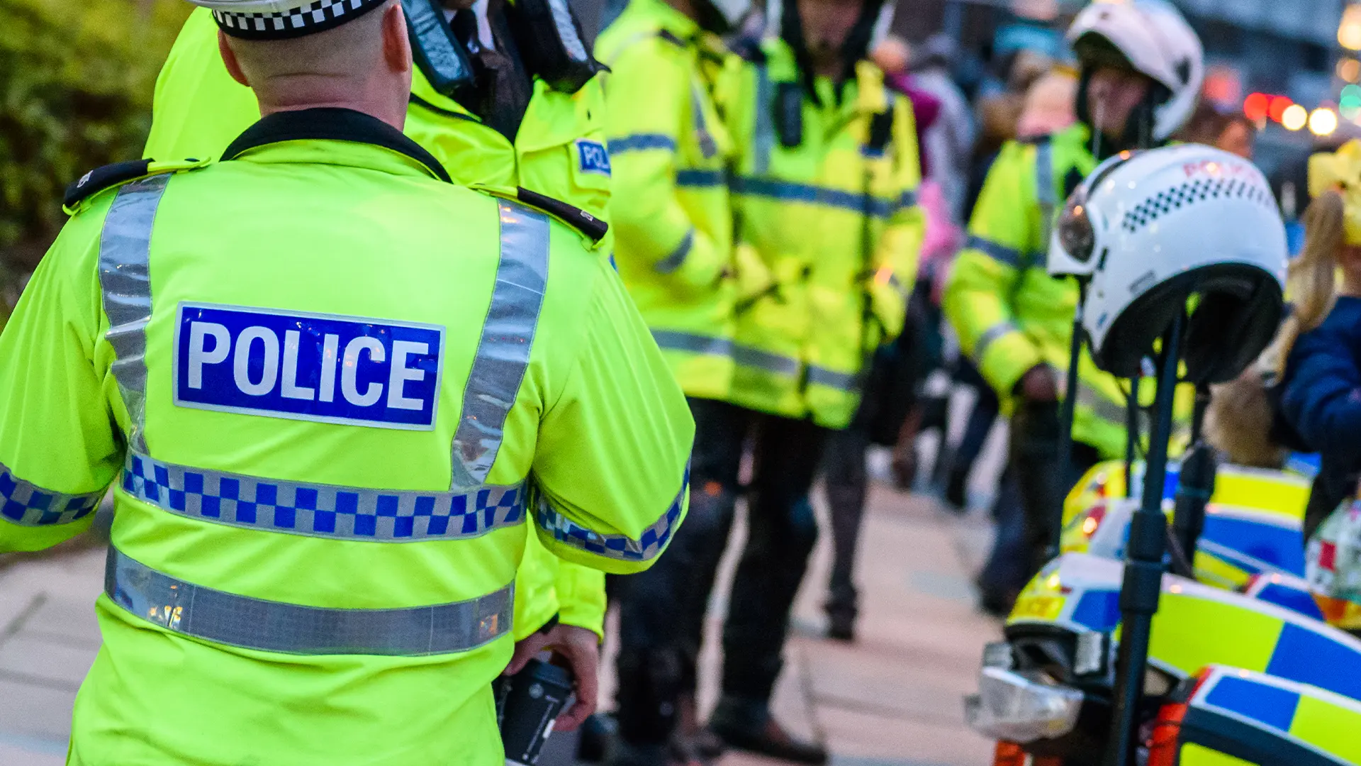 Wut?! 40-jarige Brit veroordeeld tot drie jaar cel vanwege 'haatzaaiende' berichten op X