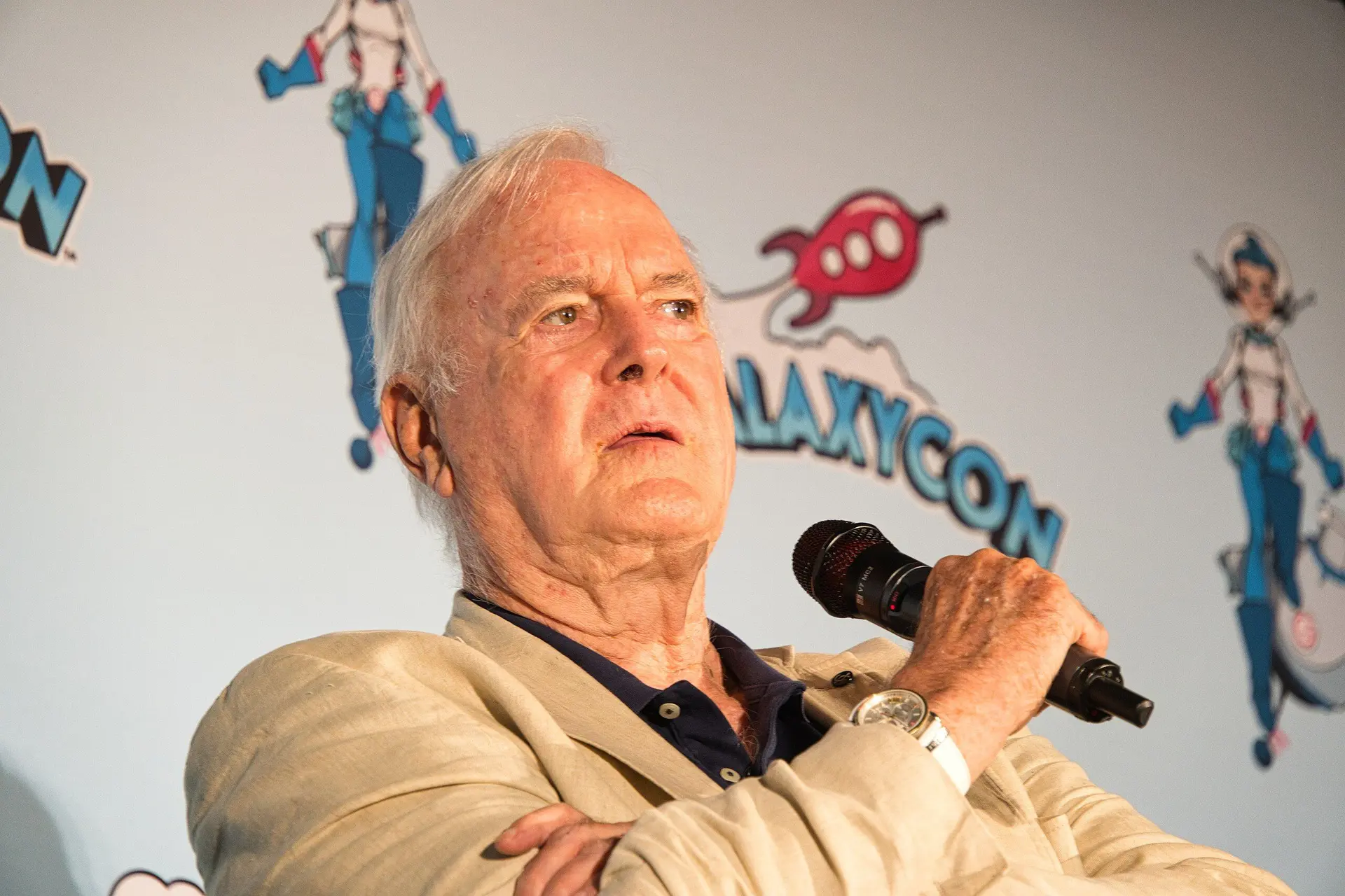 Monty Python legende John Cleese is KLAAR met X: "Bedankt voor het diner, Elon!"