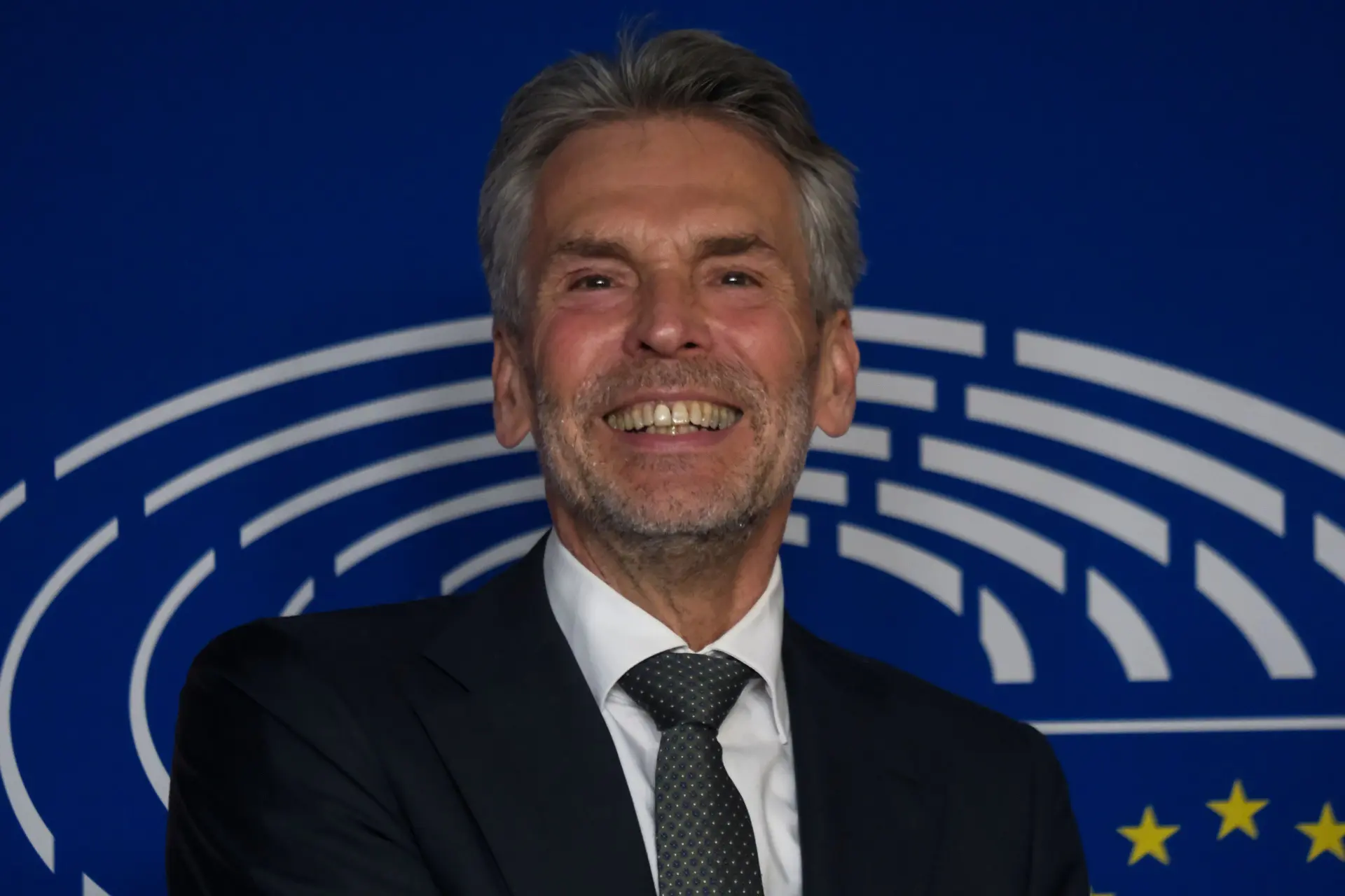 LOLWUT?! Premier Schoof geeft toe aan linkse druk en 'neemt afstand van Geert Wilders'