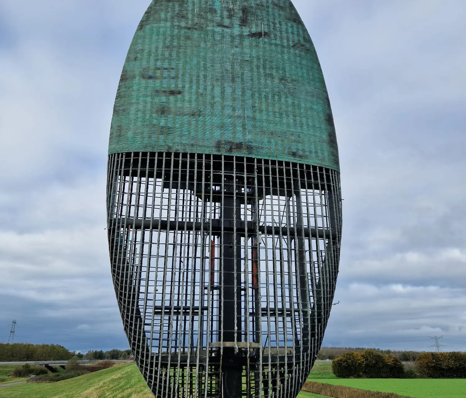 Ware soap rondom goddeloos kunstwerk 'De Tong' in Flevoland: FVD wil het beeld weg hebben