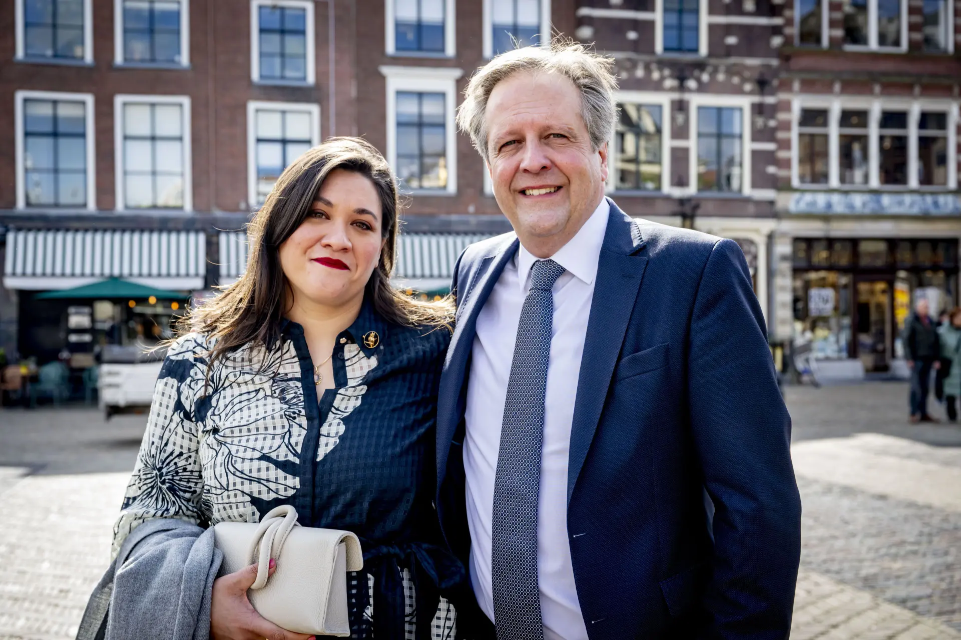 Kijk! totaal absurde, corrupte en immorele Alexander Pechtold neemt Donald Trump de maat