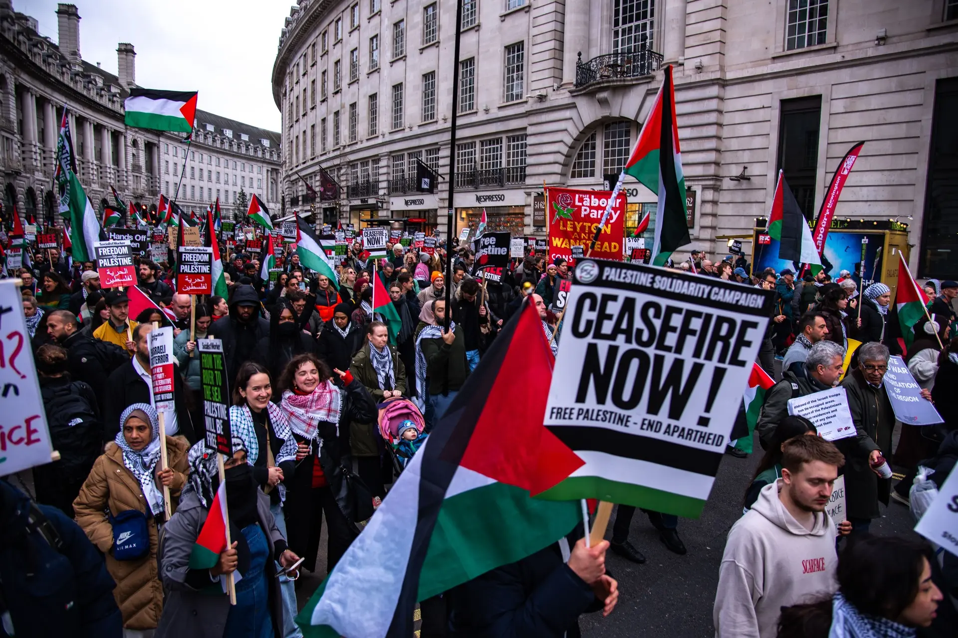 Extreemlinkse Hamaslovers blokkeren NOS-gebouw: "Wij EISEN veroordeling van Israël!"