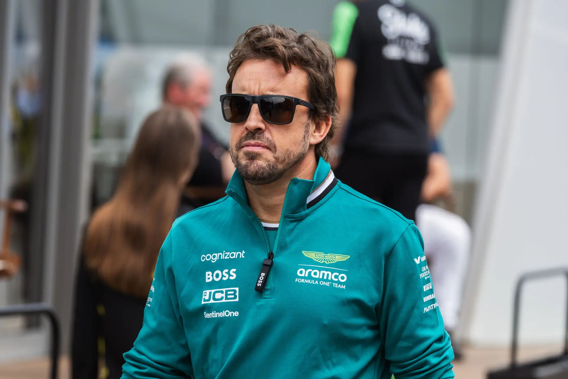 Tweevoudig wereldkampioen Formule 1 haalt uit naar FIA: 'Russell krijgt andere behandeling omdat hij Brit is'