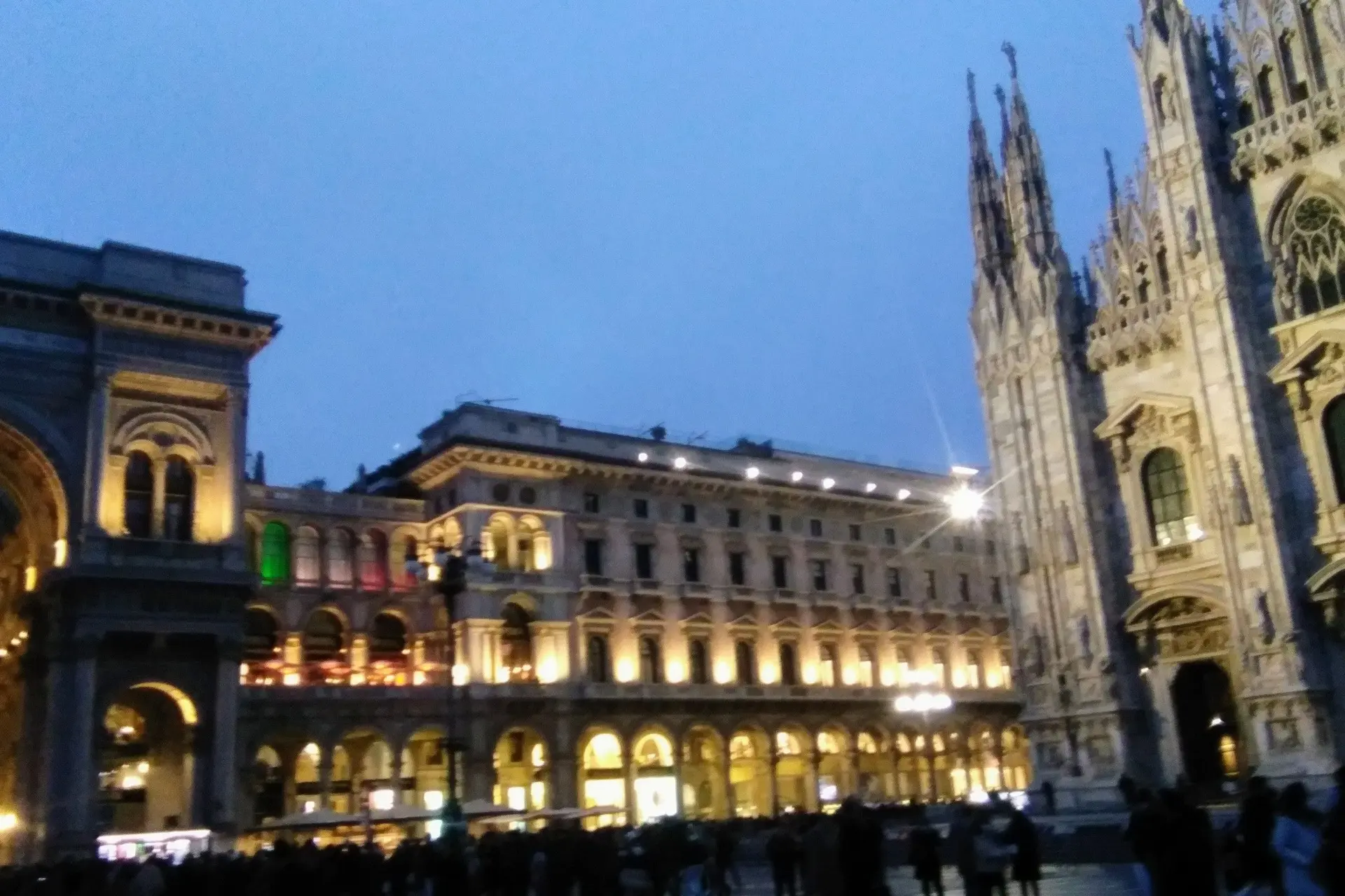milan piazza duomo at twilight 21 11 21