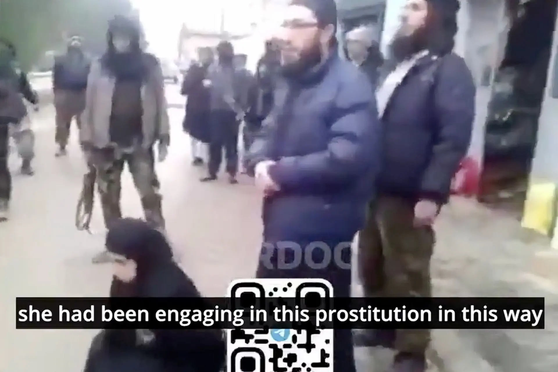 Schokkende beelden: Syrische Minister van Justitie executeerde trots vrouwen wegens 'overspel' of 'prostitutie'