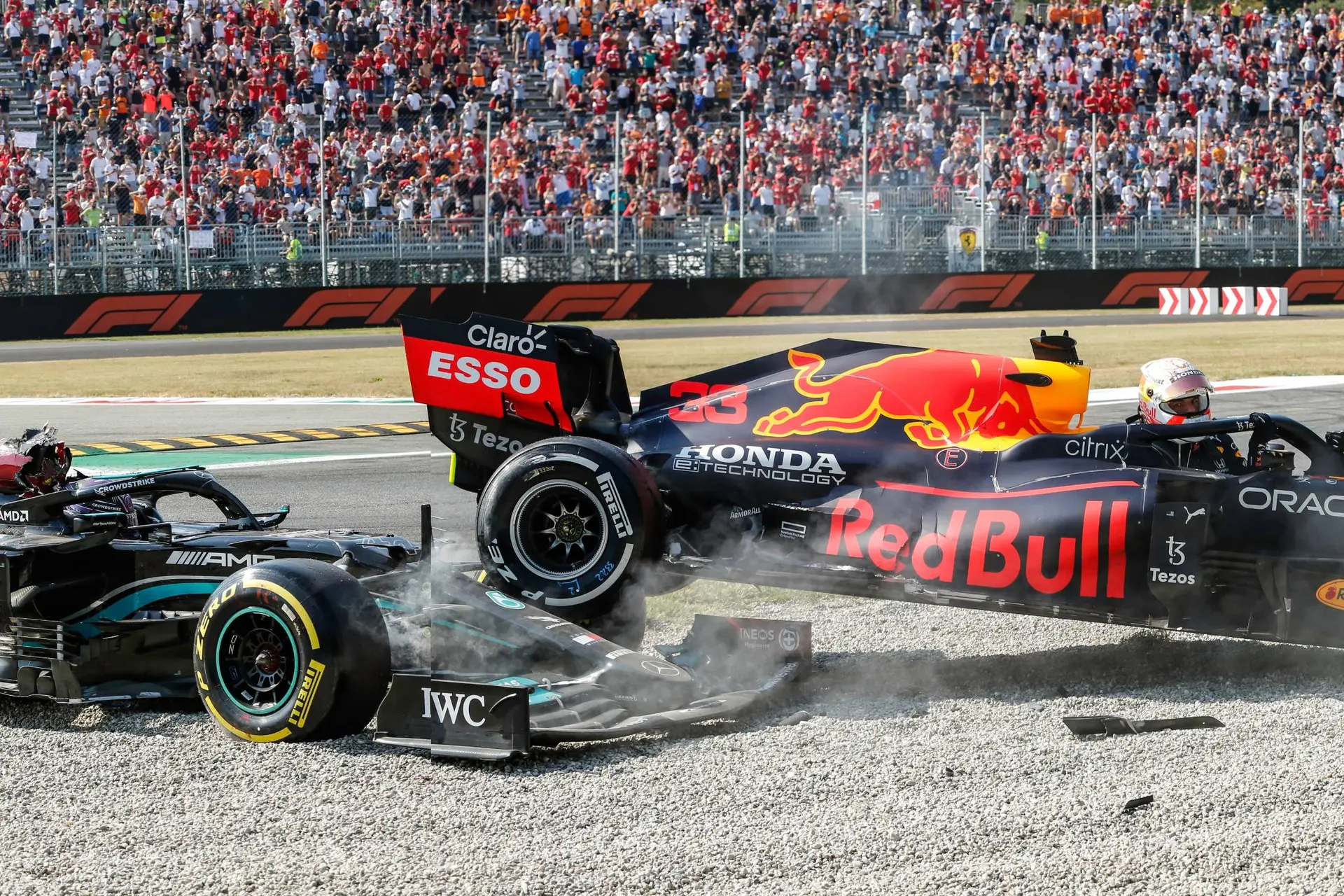 Max Verstappen's eerste straf van 2025: botsing met Williams levert drivethrough penalty op