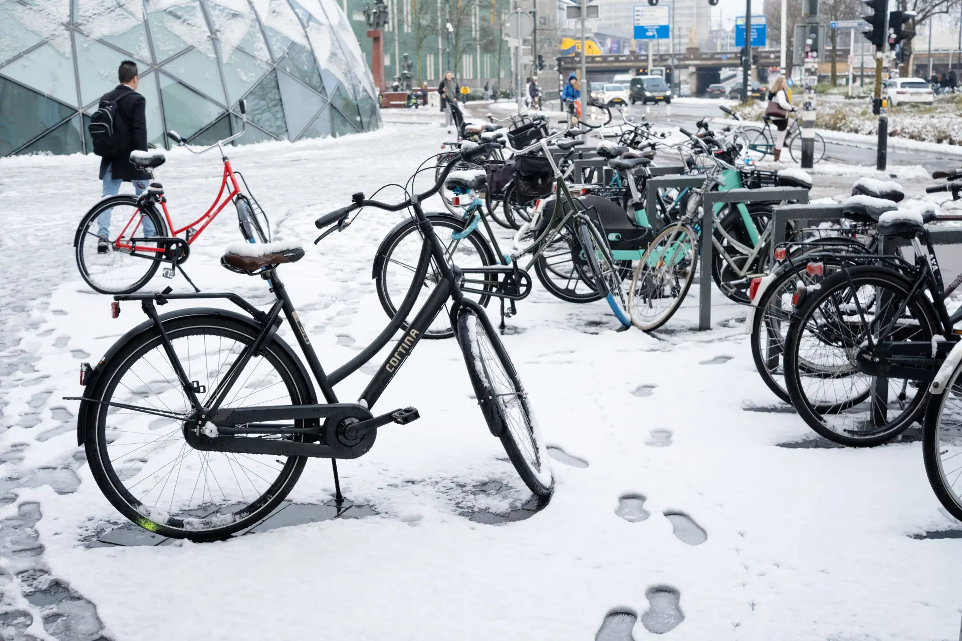 LOL! Winter in Nederland zorgt voor valpartijen en verkeerschaos: "Overal botsen voertuigen op elkaar en vallen fietsers om!"