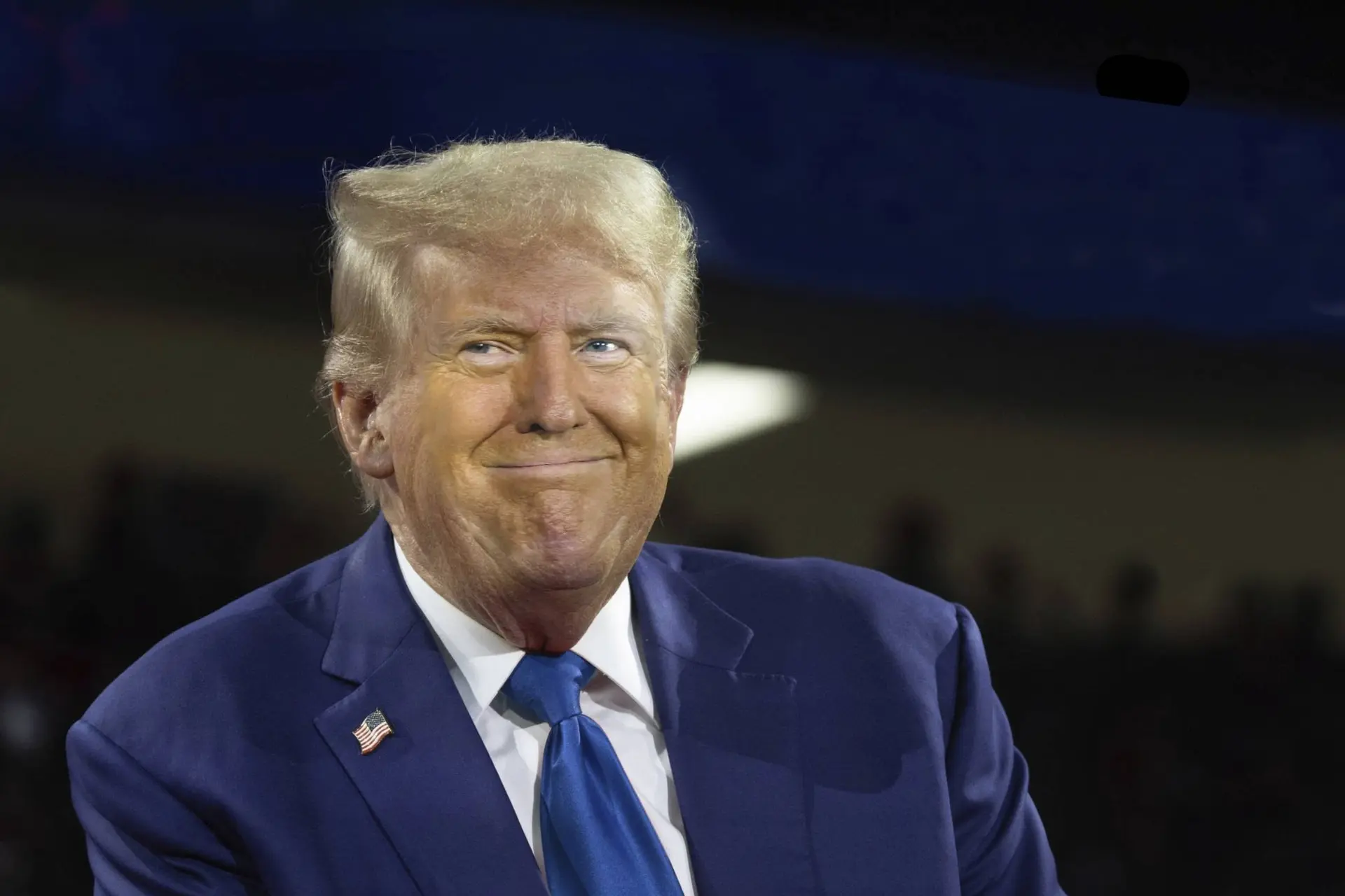 Hilarisch! Kleine groep woke-gekkies maakt zich belachelijk tijdens anti-Trump-protest: "Gênant!"