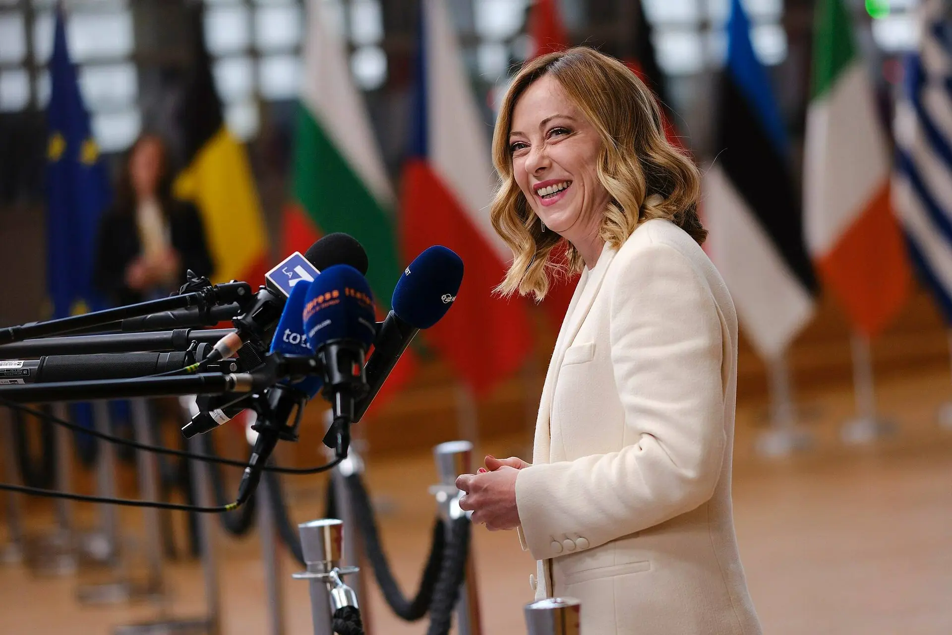 IJzersterke Meloni fileert linkse media, globalisten en doemdenkers: "We zullen bewijzen dat zij ongelijk hebben!"