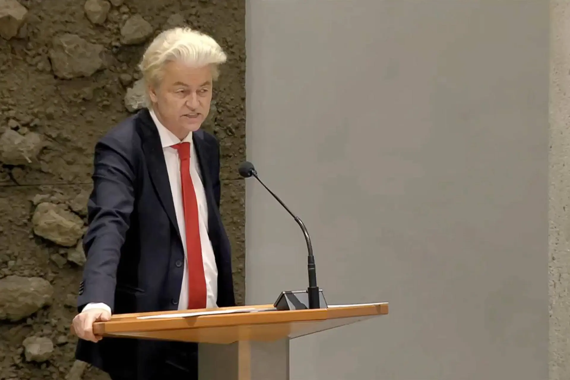 Geert Wilders Schokt Kamer: 'Geen Nederlandse Soldaten naar Oekraïne Terwijl Oekraïners Hier Cocktails Drinken!'
