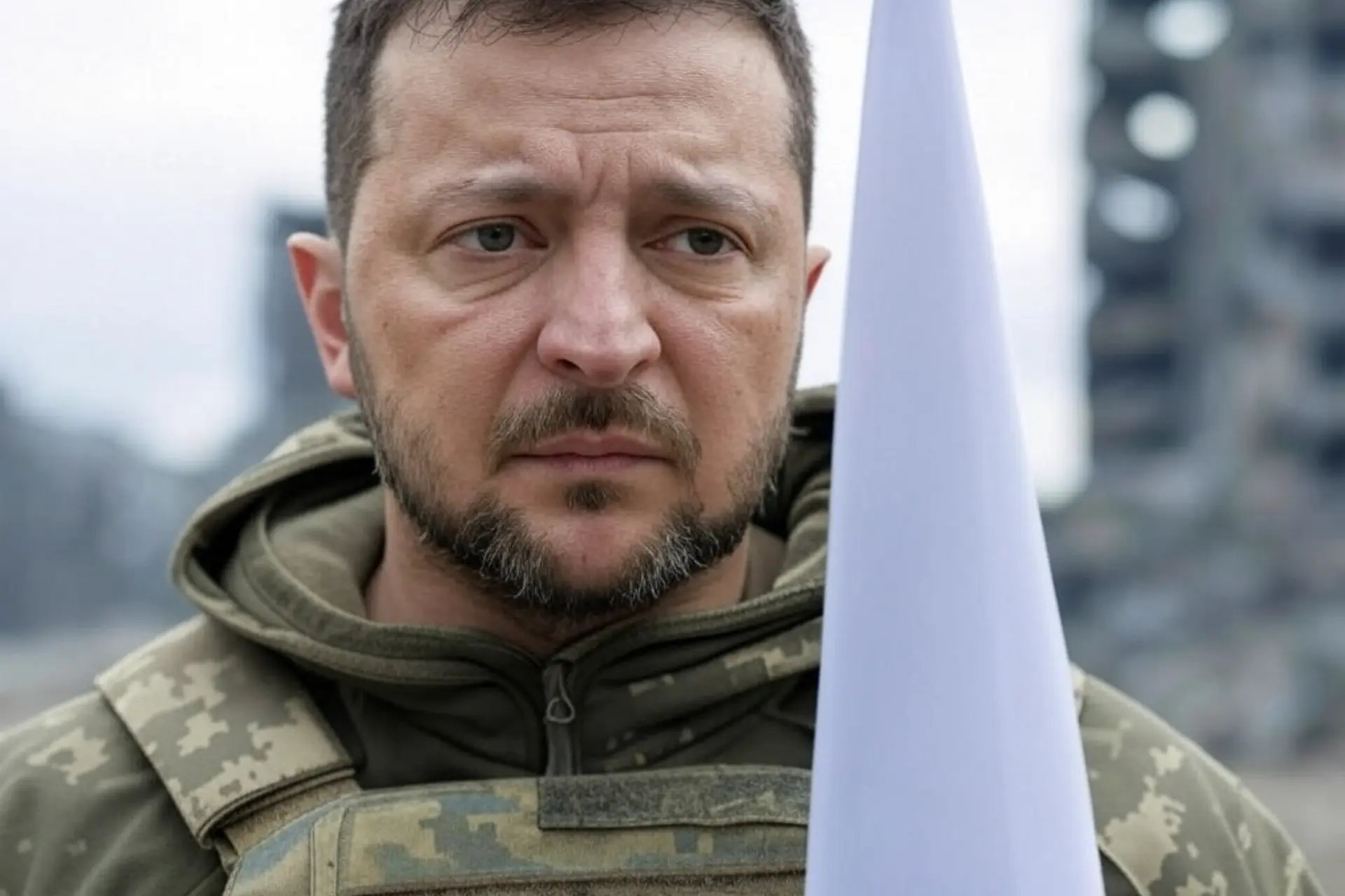 Zelensky geeft toe aan Trump: mineralendeal gesloten na dagen van woede en Europese scheldtour
