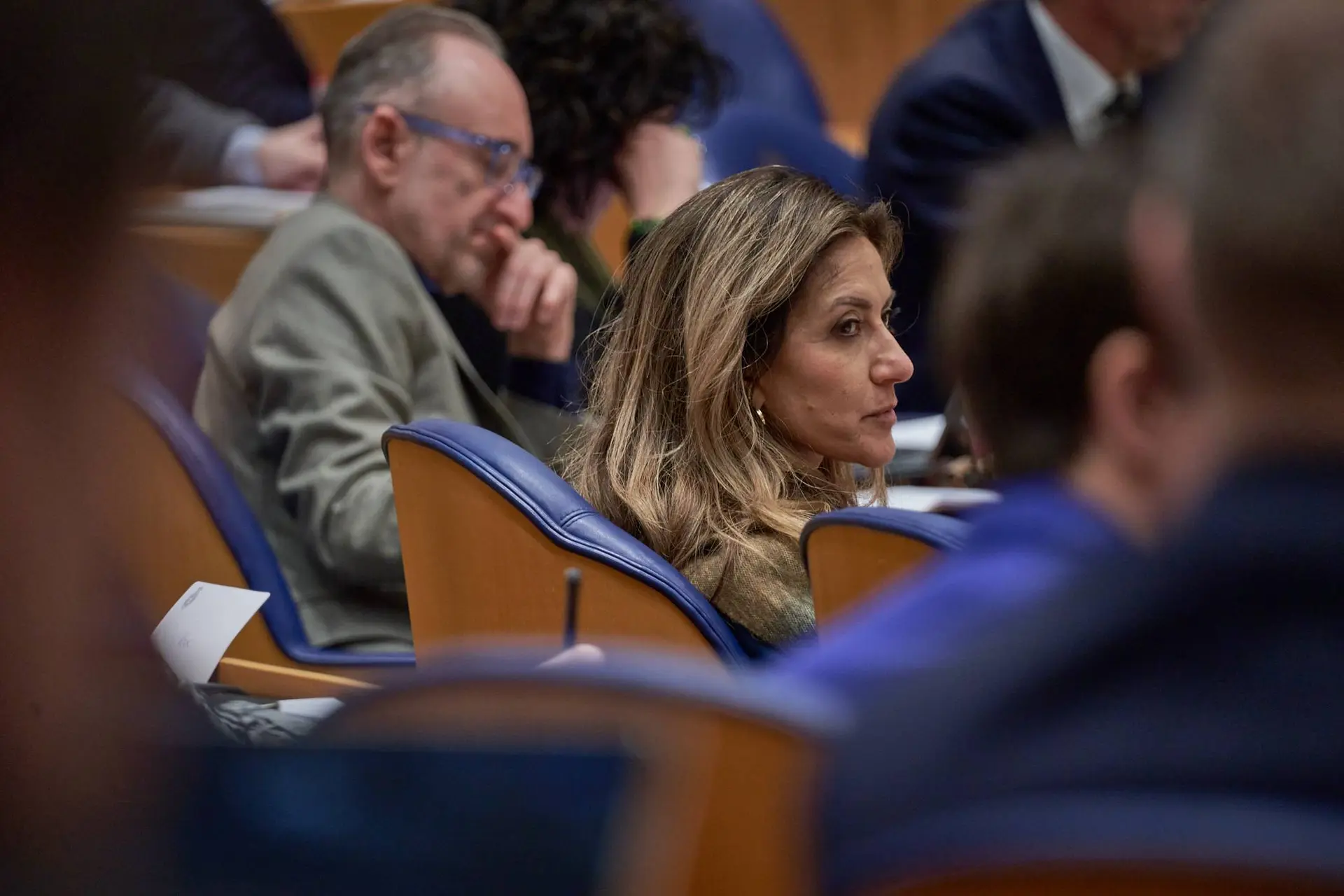 Vertrouwen in kabinet-Schoof daalt: VVD-kiezers overwegen een toekomst met links