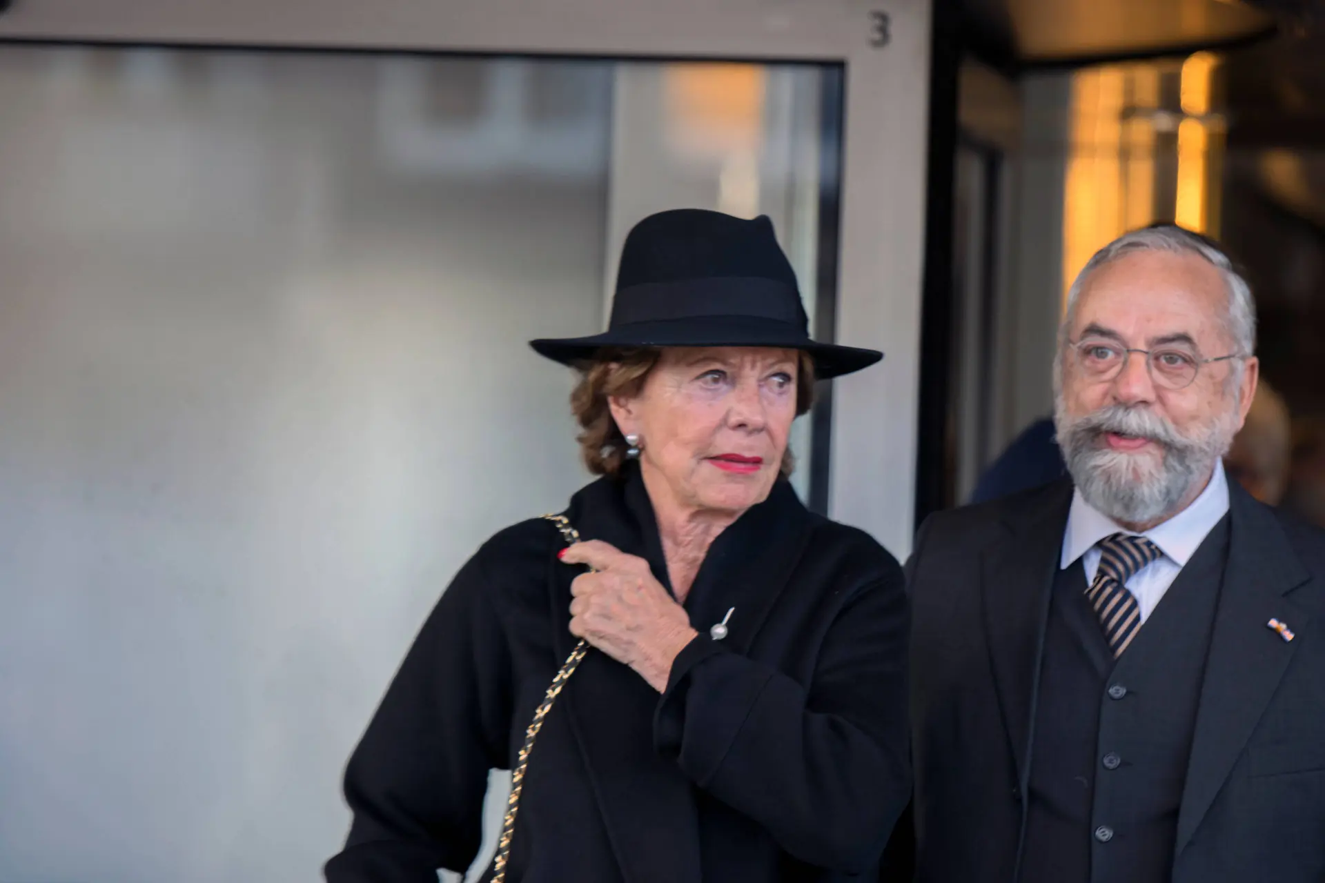 Knettergekke Neelie Kroes noemt JD Vance ‘arrogant flikkertje’