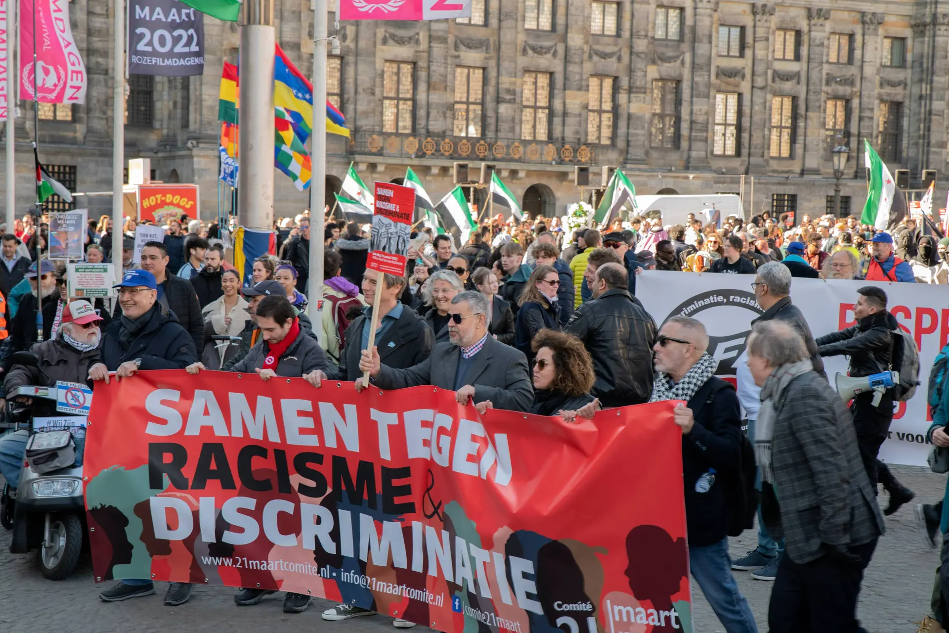 Extreem links tuig verzamelt zich voor protest op de Dam: "De wereld staat in brand!"