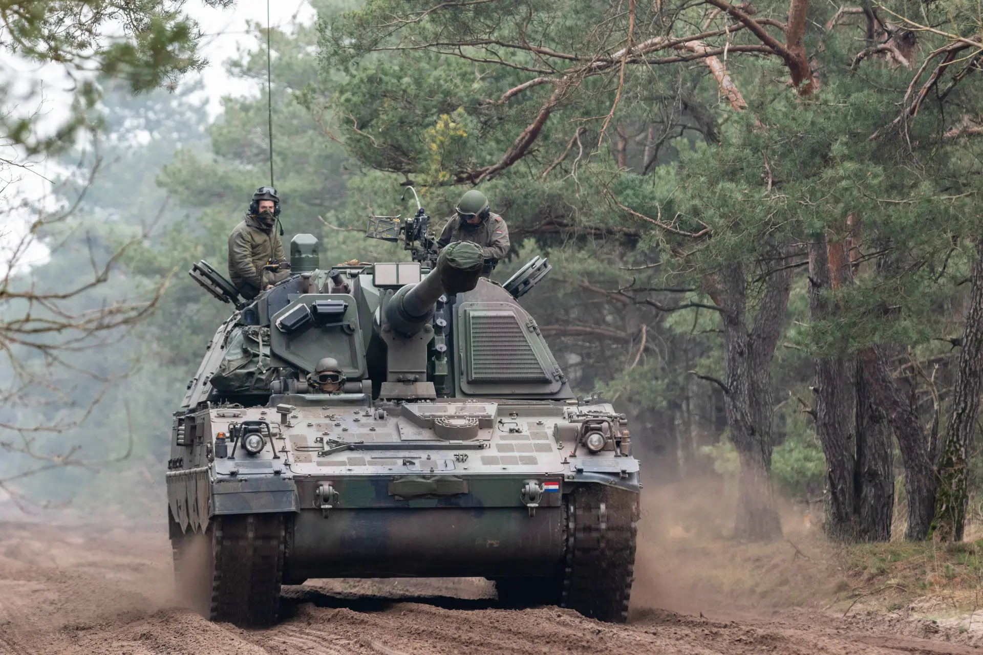 Hilarisch: Defensie en klimaatdrammers knokken elkaar de tent uit!