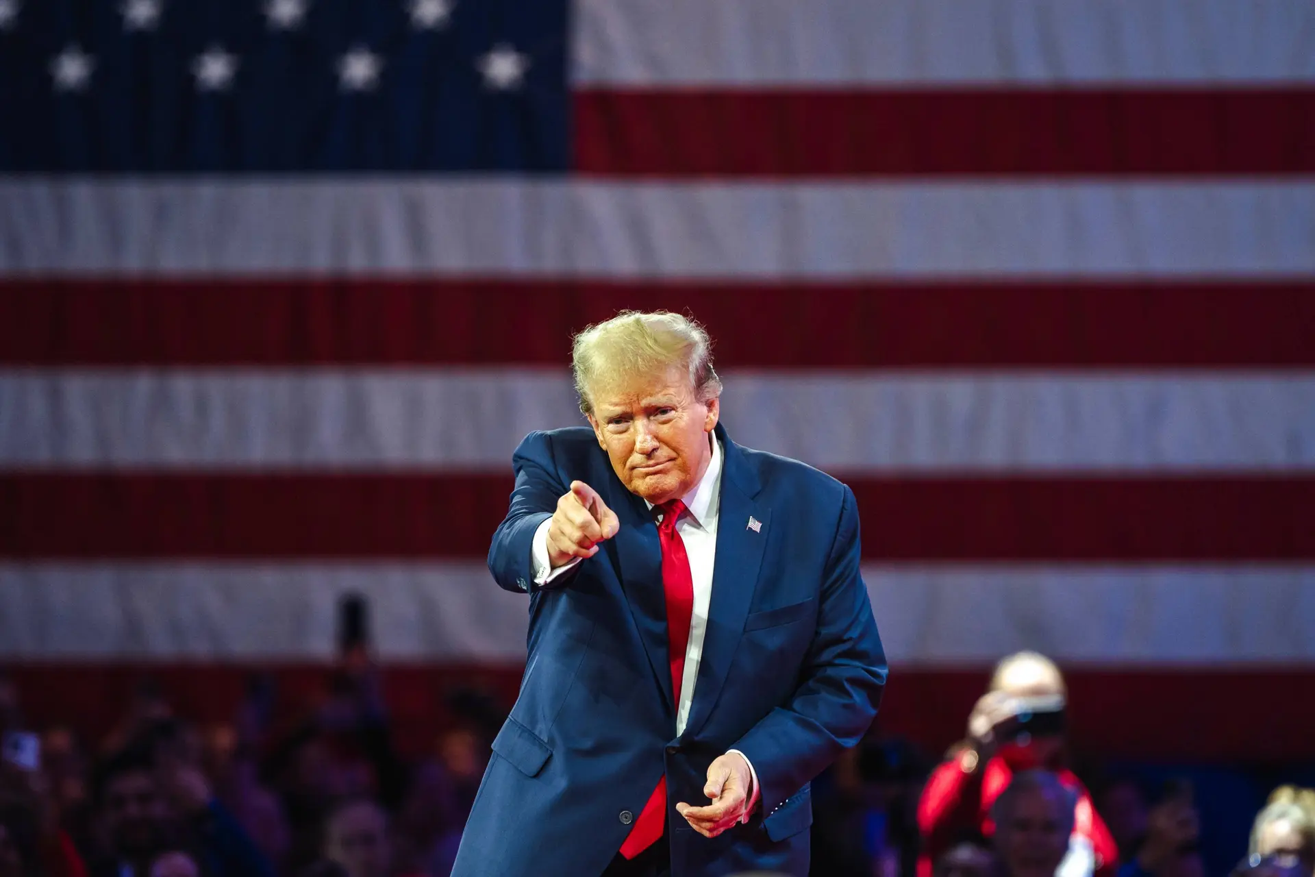 Amerikaanse zanger brengt anti-Trump lied uit maar kan kritiek niet aan: "Ik ben een man die verward is"